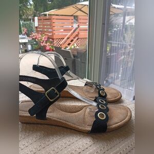 Koolaburra by UGG Women's Leira Heeled Sandal Size 11.New Condition